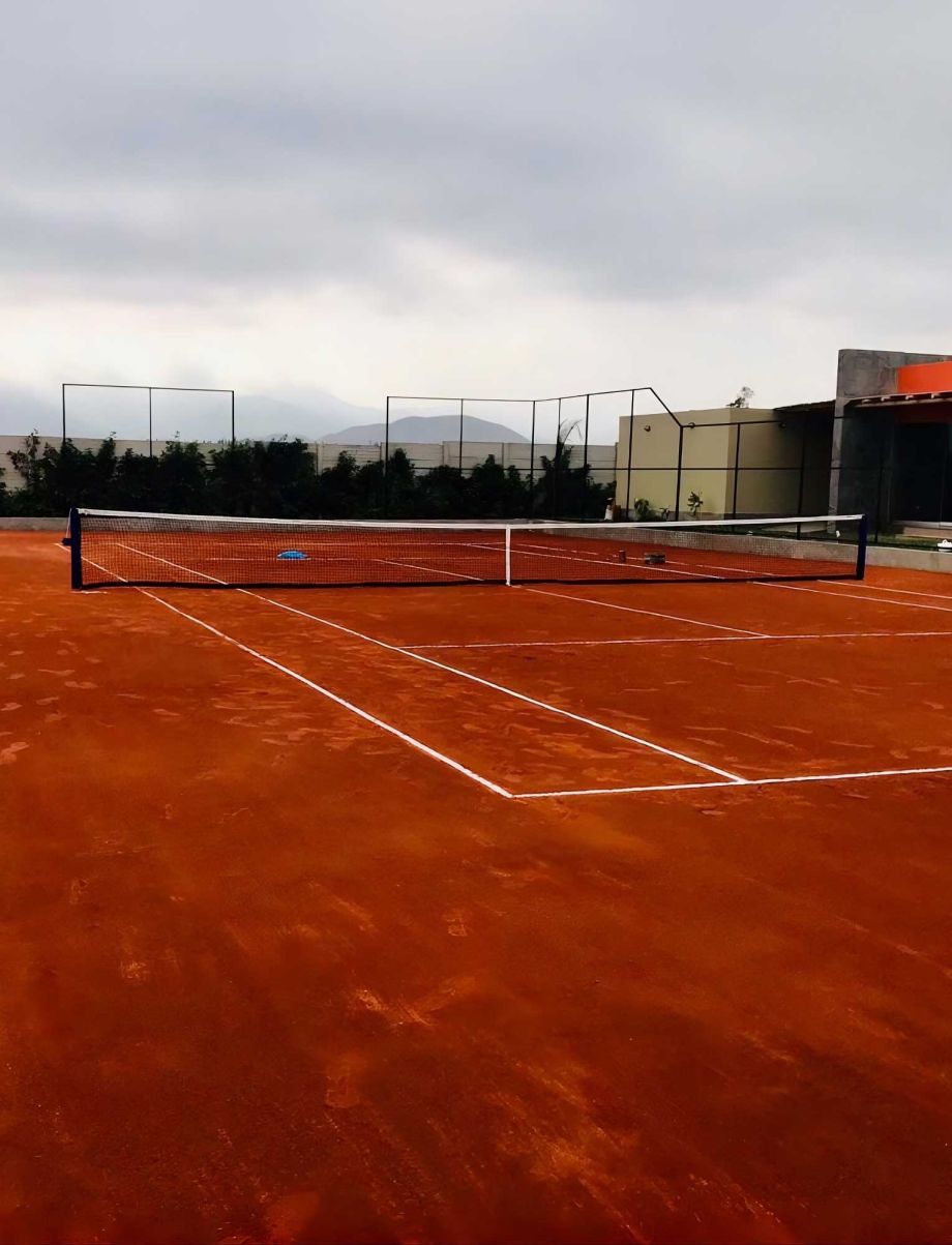 Construye tu pista de tenis de tierra en Ibiza